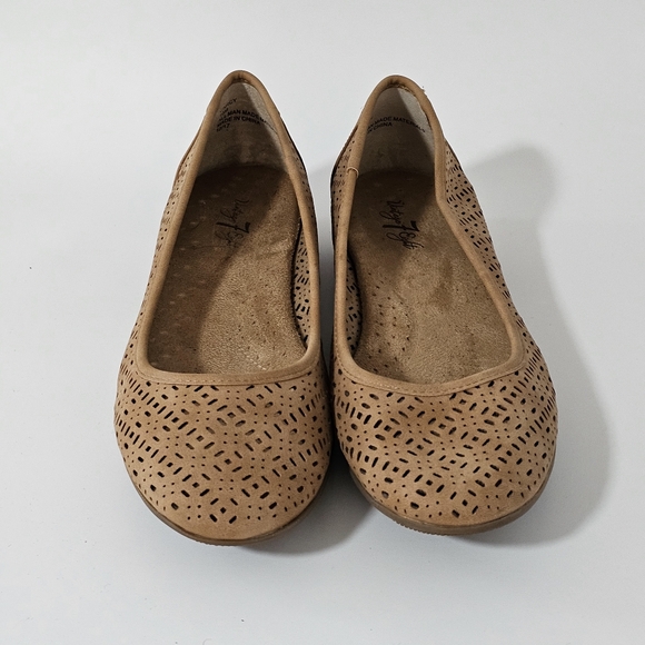 Vintage 7 Eight Carcy Tan Faux Leather Perforated Flats Size 10 - Picture 5 of 8